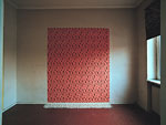 Wandarbeit im Atelierhaus 114 - Kunst am Hochwasserbassin, Hamburg 2001 o.T., Din A4 Kopien mit Rapportmuster, Tapetenreste / ca. 150 cm x 250 cm