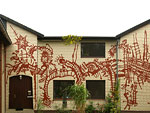 Fassadentanz, Kunsttempel Buchholz 2006, Acrylbinder, Pigment / ca. 8,50 m x 15 m