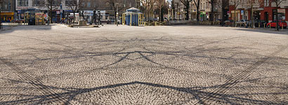 Gespiegelte Fotomontage des Karl-Marx-Platzes in Berlin/Neukölln